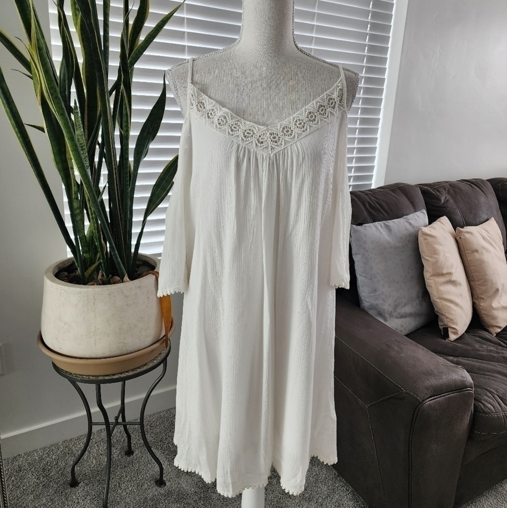 NAÏF Cold Shoulder Dress Size small. Good preowned condition.